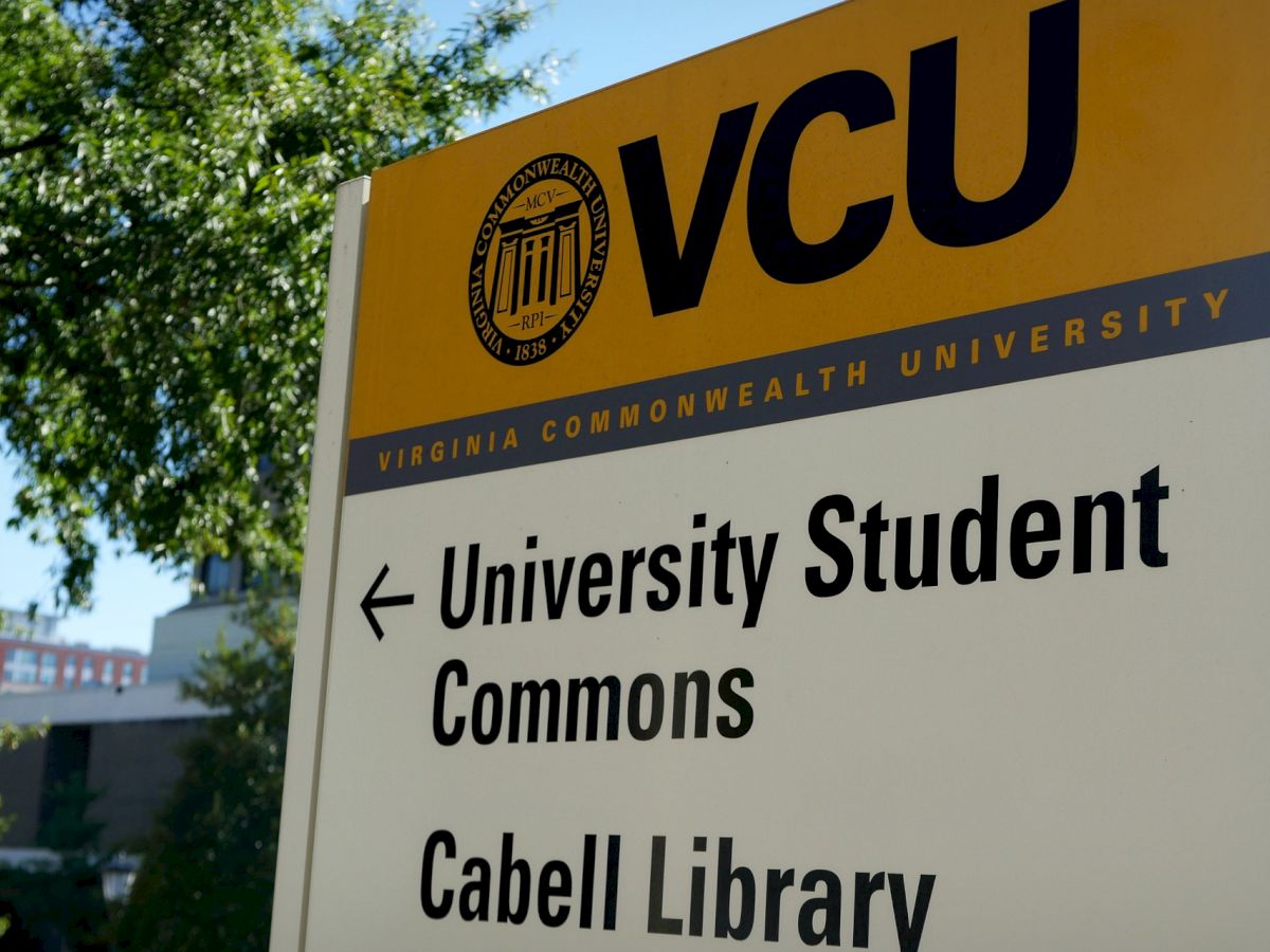 Sign for Virginia Commonwealth University directing to University Student Commons and Cabell Library.